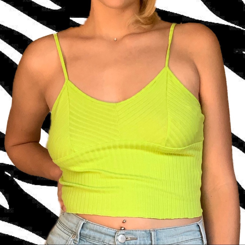 Bright green ribbed lettuce hem tank top 💚